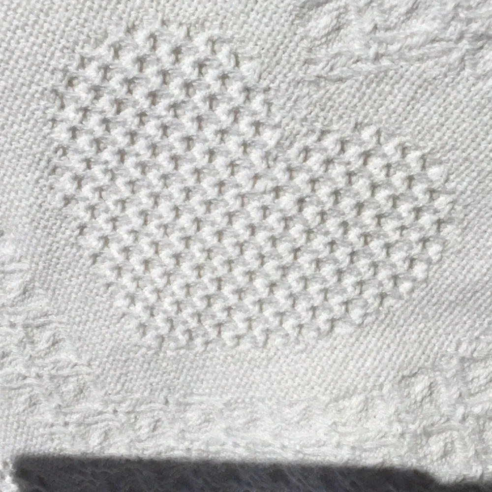 EUC Full/Queen size cream colored bedspread